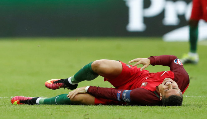 Ronaldo đau đớn vì chấn thương. Ảnh: REUTERS