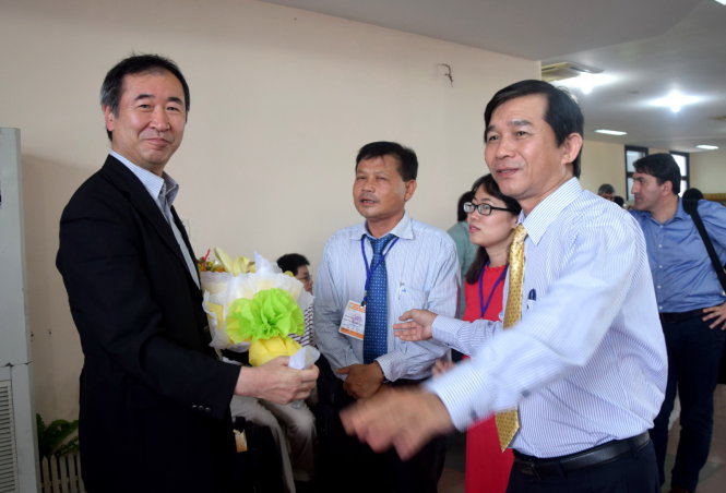 Lãnh đạo tỉnh Bình Định đón giáo sư Kajita đến dự hội nghị Pascos - Ảnh: TRƯỜNG ĐĂNG