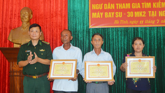 Lãnh đạo Bộ chỉ huy BĐBP Hà Tĩnh trao giấy khen cho các ngư dân có thành tích xuất sắc trong công tác tìm kiếm, cứu nạn phi công lái máy bay Su30-MK2 trên vùng biển Nghệ A - Ảnh: MINH TOÀN