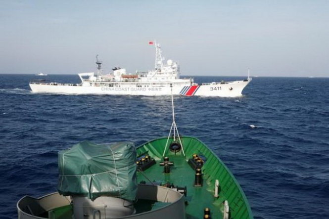 Tàu Hải cảnh Trung Quốc chạy cắt ngang tàu cảnh sát biển Việt Nam hồi tháng 5-2014 - Ảnh: Reuters