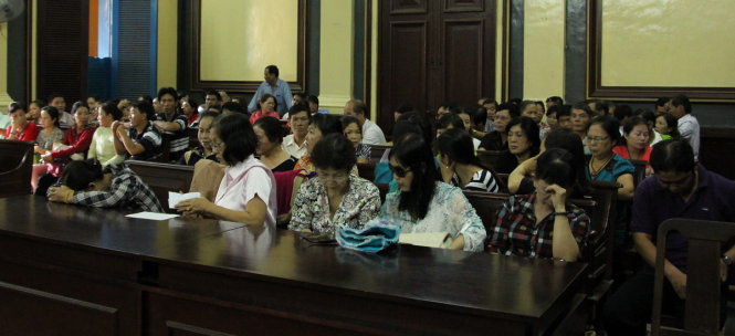 Hàng trăm bị hại có mặt tại phiên tòa - Ảnh: MINH BẰNG