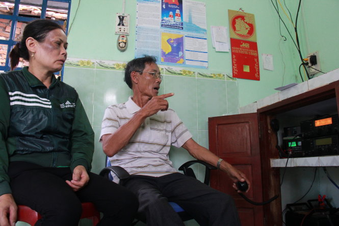 Ông Nguyễn Văn Trúc và bà Nguyễn Thị Năng (vợ thuyền trưởng Võ Văn Lựu) đang ở tổng đài Icom xóm Gành Cả để theo dõi tin tức về sự cố tàu ông Lựu bị tàu Trung Quốc đâm chìm - Ảnh: TRẦN MAI