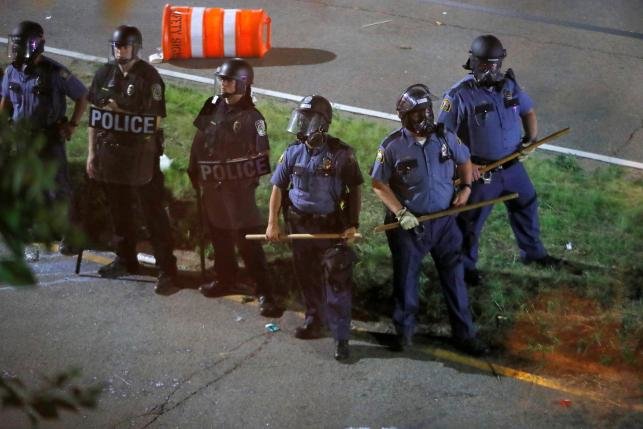 Cảnh sát bang Minnesota phải sử dụng hơi cay và bom khói để giải tán đám đông biểu tình phản đối các vụ bạo lực nhằm vào người da màu - Ảnh: REUTERS
