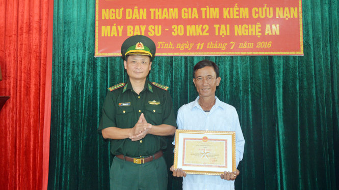 Lãnh đạo Bộ chỉ huy BĐBP Hà Tĩnh trao Bằng khen của Bộ Tư lệnh BĐBP cho ngư dân Phạm Văn Lệ, chủ tàu cá HT-20219 T - Ảnh: MINH TOÀN