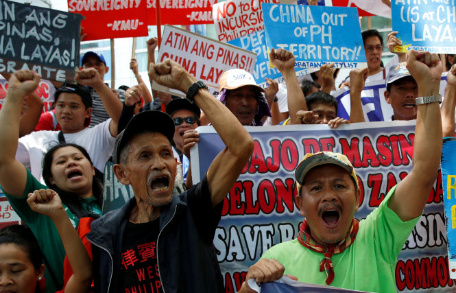 Biểu tình phản đối Trung Quốc ở Philippines ngày 12-7 - Ảnh: Reuters