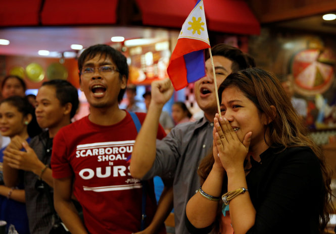 Người dân Philippines xúc động khi nghe phán quyết của tòa án quốc tế ngày 12-7 - Ảnh: Reuters