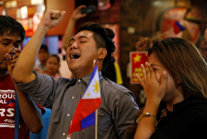 Người dân Philippines vỡ òa sau phán quyết của tòa PCA The Hague về vụ kiện Biển Đông - Ảnh: Reuters