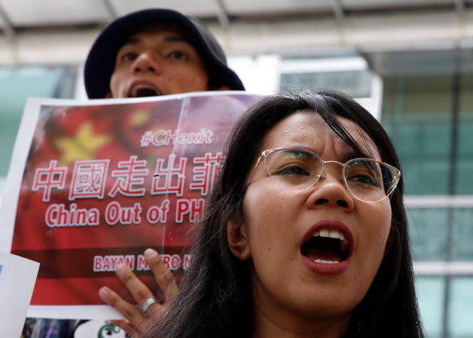 Người dân Philippines biểu tình chống Bắc Kinh ở thủ đô Manila 
ngày 11-7 - Ảnh: Reuters