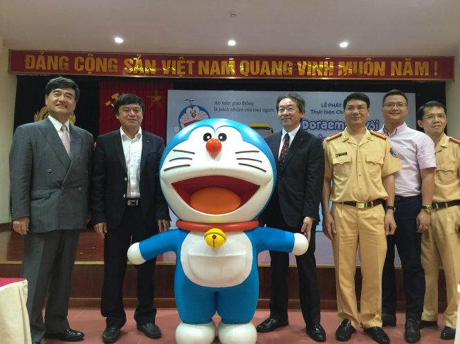 Ban tổ chức cuộc thi chụp ảnh cùng với chú mèo máy Doraemon 
- Ảnh: THÂN HOÀNG