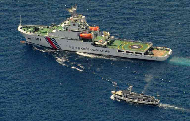 Tàu Trung Quốc và Philippines trong một lần chạm trán trên biển - Ảnh: AFP
