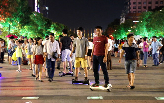 Trượt xe điện bên cạnh người đi bộ ở phố đi bộ Nguyễn Huệ rất dễ dẫn đến va chạm, gây tai nạn - Ảnh: NGỌC DƯƠNG