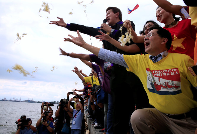 Phản ứng của người dân Philippines sau khi Tòa trọng tài phán quyết đường lưỡi bò của Trung Quốc (ảnh nhỏ) vô giá trị - Ảnh: Reuters