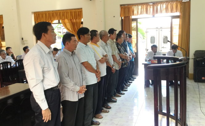Mười cán bộ hải quan Hà Tiên, Giang Thành tại phiên tòa ngày 15-6 - Ảnh: N.TRIỀU