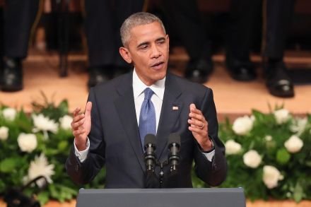 Tổng thống Obama phát biểu tại lễ tưởng niệm các nạn nhân trong vụ tấn công Dallas - Ảnh: AFP