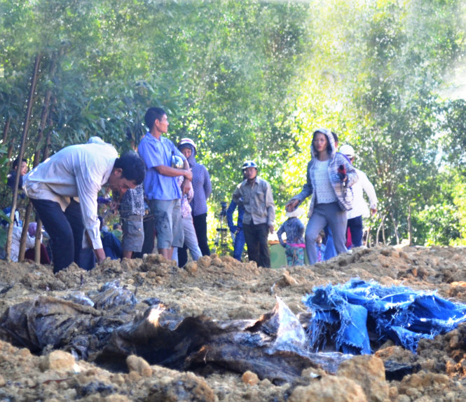 Nghe có đoàn kiểm tra của Bộ Tài nguyên - môi trường, nhiều người dân đến trang trại của ông Lê Quang Hòa - giám đốc Công ty Môi trường đô thị thị xã Kỳ Anh - để xem nơi chôn chất thải của Formosa - Ảnh: VĂN ĐỊNH