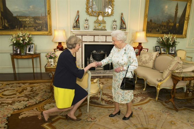 Nữ hoàng Anh Elizabeth tiếp đón tân thủ tướng Anh Theresa May tại Điện Buckingham ngày 13-7 tại London - Ảnh: Reuters