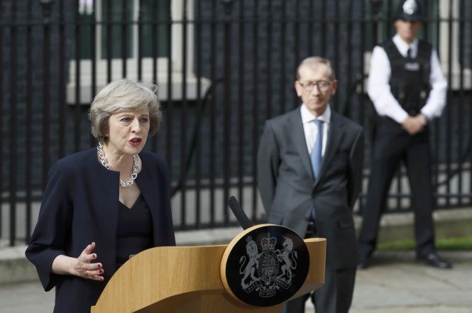 Bà Theresa May phát biểu trước truyền thông bên ngoài nhà số 10 phố Downing ở trung tâm London ngày 13-7 - Ảnh: Reuters