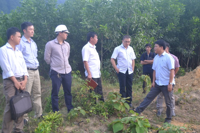 Đoàn cán bộ của Bộ TN-MT kiểm tra trang trại chôn lấp 100 tấn chất thải của Formosa - Ảnh: VĂN ĐỊNH