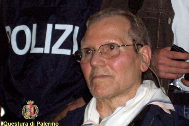 Bố già mafia Ý, trùm của những ông trùm một thời, Bernardo Provenzano khi bị cảnh sát bắt năm 2006 - Ảnh: AFP