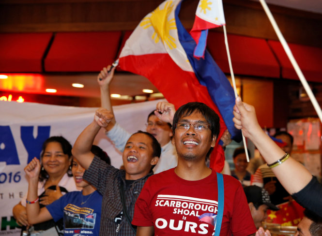 Các nhà hoạt động Philippines mừng rơi nước mắt sau phán quyết lịch sử của PCA ngày 12-7 - Ảnh: Reuters