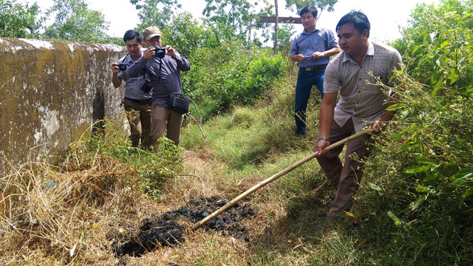 Bùn thải của Formosa được chôn ở bãi rác Thiên Cầm sai phép - Ảnh: VĂN ĐỊNH