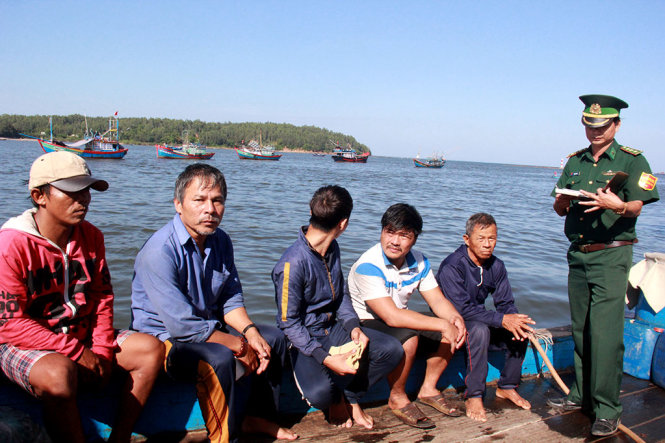Năm ngư dân trên tàu cá của thuyền trưởng Lựu gặp nạn - Ảnh: Trần Mai
