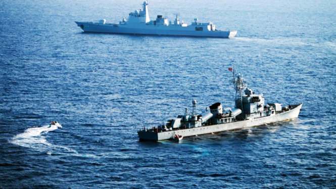 Biên đội tàu chiến của Hạm đội Nam Hải, Trung Quốc tập trận bắn đạn thật trái phép tại quần đảo Hoàng Sa thuộc chủ quyền của Việt Nam - Ảnh: AFP
