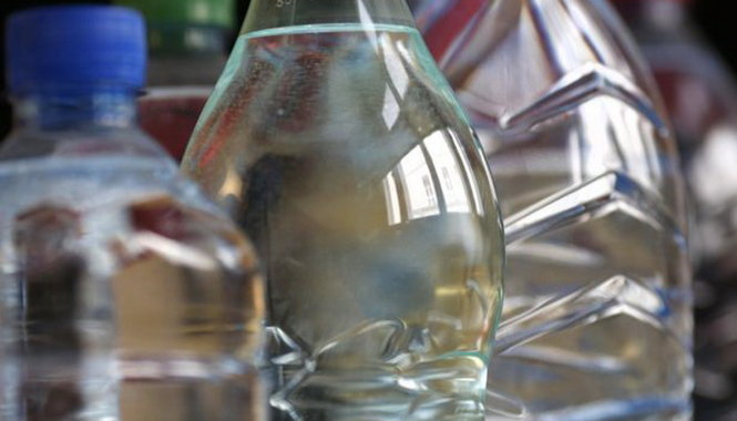 Triều Tiên tuyên bố tìm ra loại nước có thể trị bệnh ung thư và đang đóng chai để bán - Ảnh: Getty
