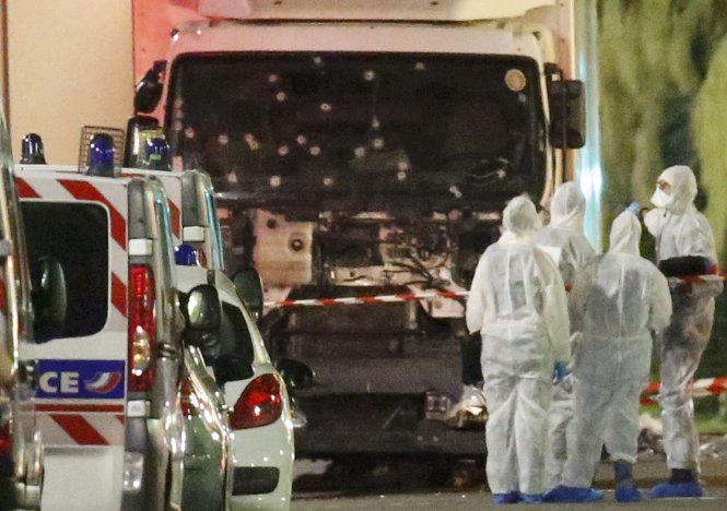Chiếc xe tải khủng bố dùng để lao vào dòng người ở bờ biển thành phố Nice - Ảnh: REUTERS