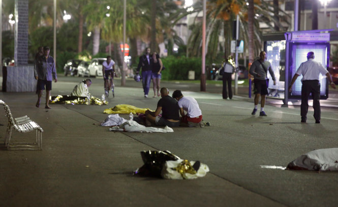Các thi thể nằm la liệt trên phố sau vụ tấn công - Ảnh: Reuters