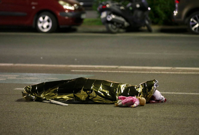 Một thi thể người xấu số nằm tại hiện trường vụ tấn công - Ảnh: Reuters
