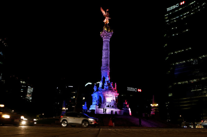 Màu cờ Pháp được thể hiện bằng hệ thống đèn chiếu sáng trên tượng Nữ thần Độc lập ở Mexico City, Mexico như một cách để người Mexico chia sẻ nỗi đau với nước Pháp sau vụ tấn công thảm khốc tại Nice - Ảnh: Reuters