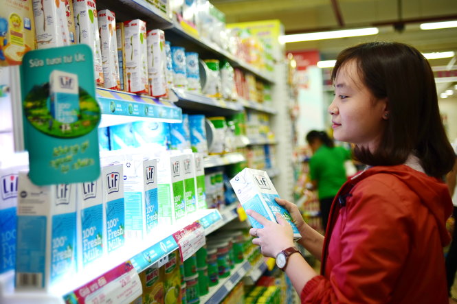 Người tiêu dùng chọn mua sữa tươi tại siêu thị - Ảnh: HỮU THUẬN