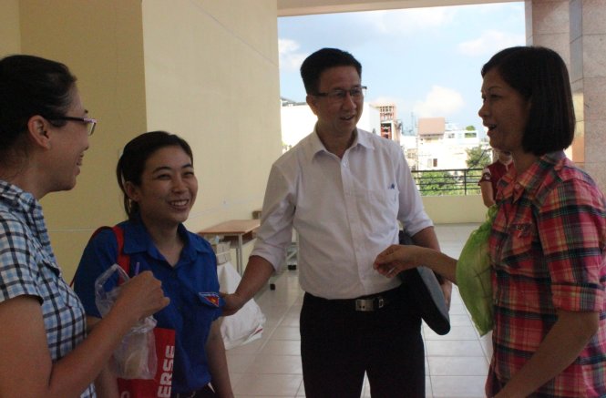 Ông Phạm Đức Hải, phó chủ tịch HĐND TP, tiếp xúc với cử tri Q.Phú Nhuận - Ảnh: MAI HOA