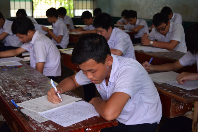 Học sinh thi tuyển vào lớp 10 tại một điểm thi ở TP Biên Hoà, Đồng Nai