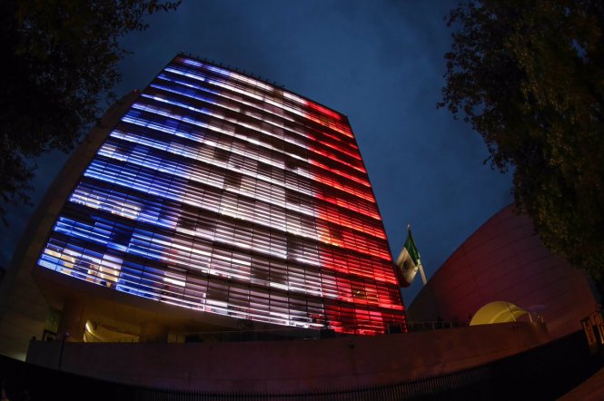 Như một biểu tượng của tình đoàn kết, trụ sở Thượng viện Mexico đã được thắp sáng đèn với màu cờ nước Pháp - Ảnh: Twitter Senado de México