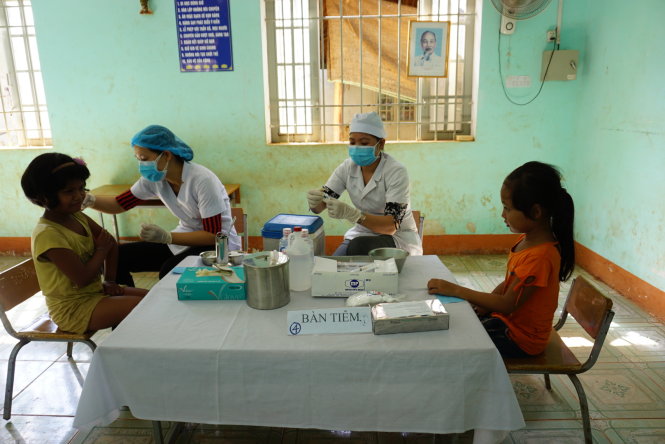Tiêm vắcxin ngừa bệnh bạch hầu cho người dân có nguy cơ mắc bệnh cao tại hai xã Thuận Phú và Thuận Lợi, huyện Đồng Phú, tỉnh Bình Phước, ngày 15-7. Ảnh: BÙI LIÊM
