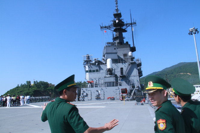 Các chiến sĩ Biên phòng Việt Nam trao đổi khi tham quan con tàu hết sức hiện đại của Nhật - Ảnh: HỮU KHÁ