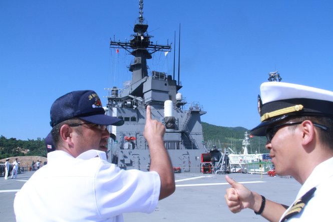 Các thủy thủ của Tàu Hải quân Nhật bản JSDS Shimokita ra tín hiệu cho đồng đội điều khiển con tàu phục vụ đoàn tham quan - Ảnh: HỮU KHÁ