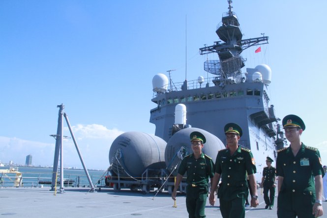 Bộ đội Việt Nam thăm tàu hải quân Nhật Bản - Ảnh: HỮU KHÁ