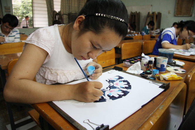 Thí sinh dự thi môn vẽ trang trí màu nước - Ảnh: Trần Huỳnh