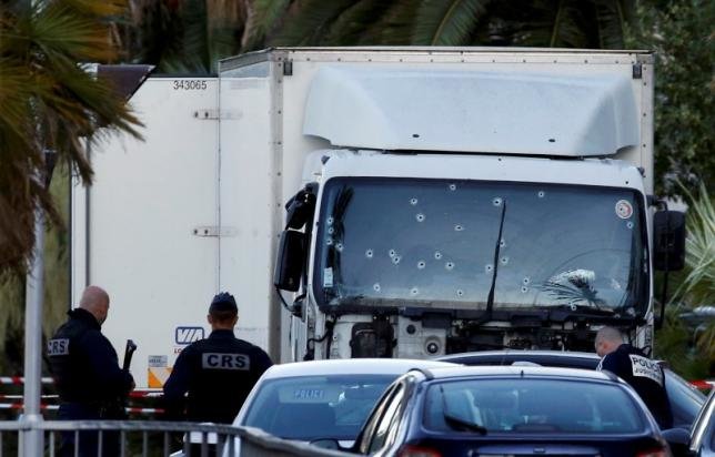 Cảnh sát khám xét chiếc xe tải được nghi phạm sử dụng - “tử thần” trong vụ tấn công khiến 84 người chết ở Nice - Ảnh: Reuters