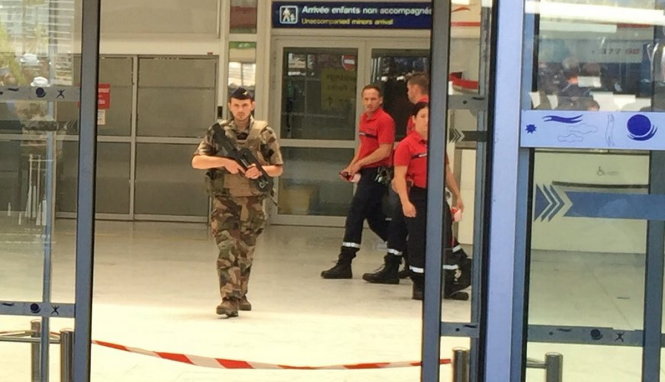 Binh sĩ Pháp bên trong sân bay Nice sau khi một túi đồ khả nghi được tìm thấy - Ảnh: RT/Twitter