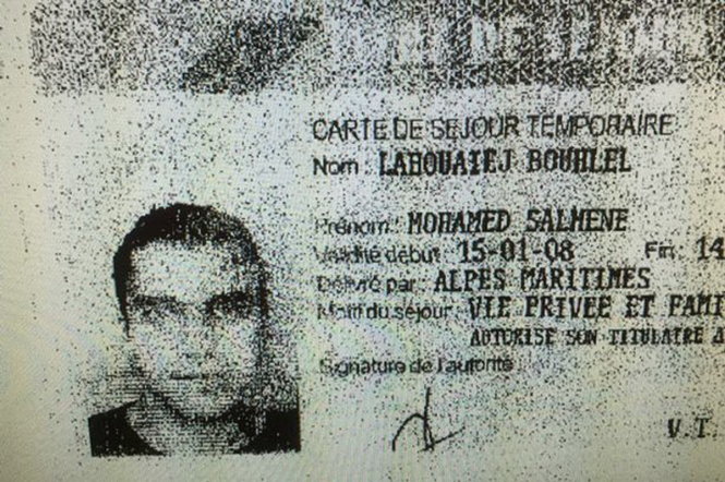 Chứng minh nhân dân mang tên Mohamed Lahouaiej Bouhlel được tìm thấy tại hiện trường - Ảnh: Mirror