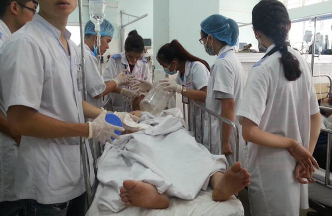 Các bệnh nhân được sơ cứu tại bệnh viện Việt-Tiệp trước khi chuyển lên viện Bỏng Quốc gia tiếp tục điều trị - Ảnh: H.G