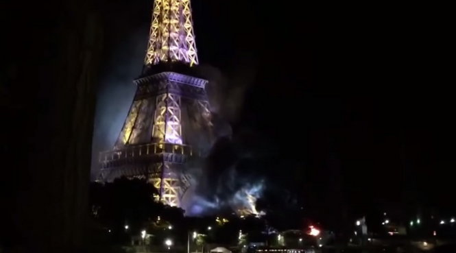 Hình ảnh Tháp Eiffel bốc khói được chia sẻ trên mạng xã hội - Ảnh: RT
