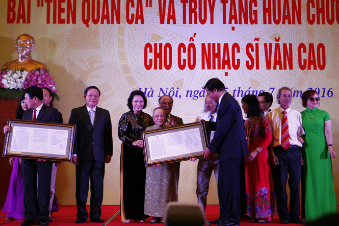 Bà Nghiêm Thúy Băng, vợ cố nhà sĩ Văn Cao cùng gia đình hiến tặng bài Tiến quân ca cho đại diện lãnh đạo Đảng, Nhà nước và Chính phủ - Ảnh: NAM TRẦN