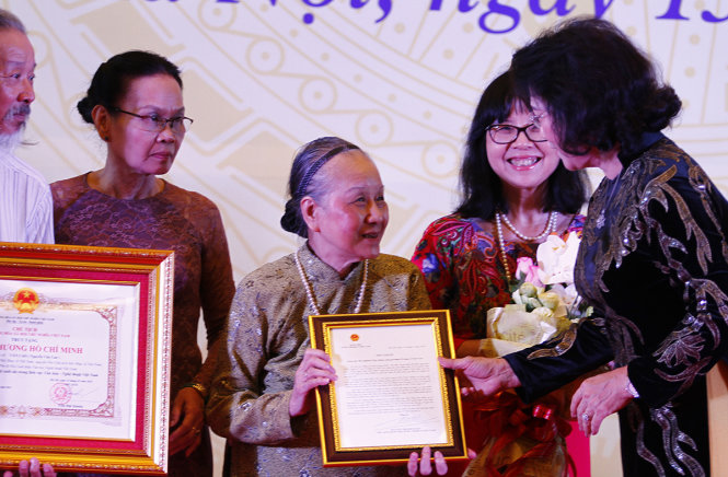 Chủ tịch Quốc hội Nguyễn Thị Kim Ngân thay Chủ tịch nước truy tặng Huân chương Hồ Chí Minh cho đại diện gia đình cố nhạc sĩ Văn Cao - Ảnh: NAM TRẦN