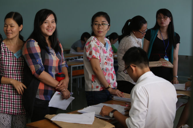 Cán bộ chấm thi chờ lấy bài thi để chấm tại hội đồng chấm thi Trường ĐH KHXH&NV (ĐH Quốc gia TP.HCM)