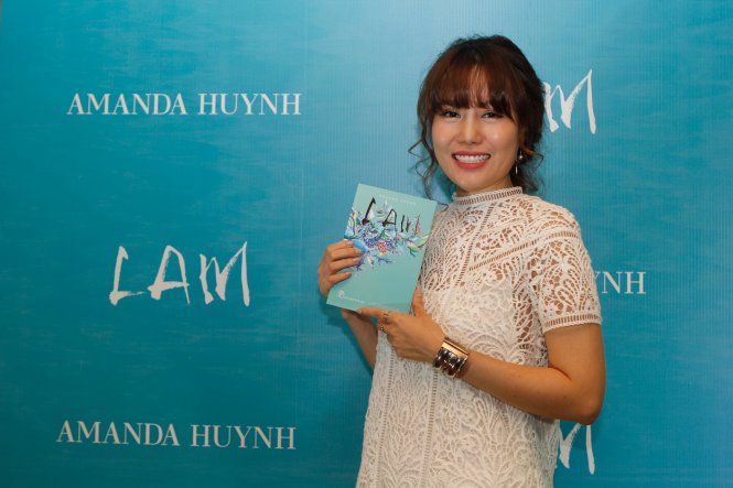 Tác giả Amanda Huynh bên cuốn sách đầu tay mang tên Lam - Ảnh Thành Nhân